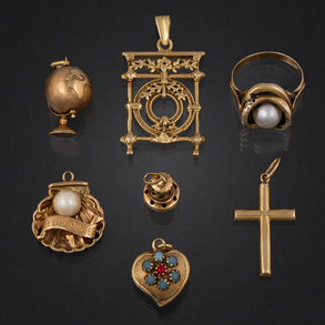 Conjunto de colgante de la barandilla de la concha, cruz latina, venera, tres abalorios y anillo con perlita en oro amarillo de 18 kt.