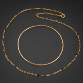Conjunto de gargantilla y pulsera rígida en oro amarillo de 18 kt.