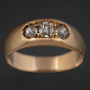 Anillo tresillo en oro amarillo de 18 kt con tres brillantes talla antigua