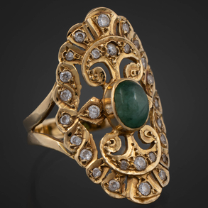 Bonita sortija lanzadera en oro amarillo de 18 kt con circonitas y piedra de jade central.