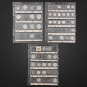 Conjunto de cuarenta y cinco monedas AG de 2 pesetas, 50 céntimos, 1 peseta y 20 centavos.