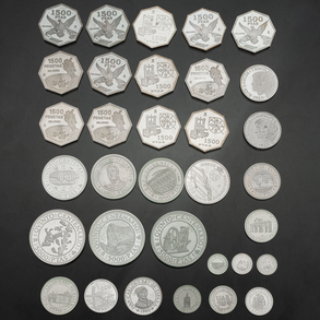 Conjunto de tres monedas del quinto centenario, trece monedas poligonales del Rey Juan Carlos I y diecisiete monedas conmemorativas AG