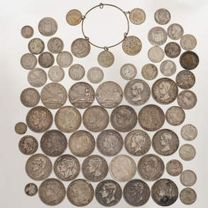 Conjunto de veinticinco monedas de cinco pesetas, nueve monedas de dos pesetas, veintiuno monedas de una peseta, tres monedas de cincuenta céntimos y pulsera con cinco monedas en AG