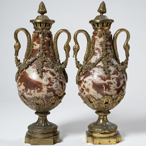Pareja de copas estilo Luís XVI en mármol rojo veteado y aplicaciones en bronce dorado del siglo XX.