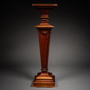 Columna en forma de estípite en madera tallada del siglo XX.