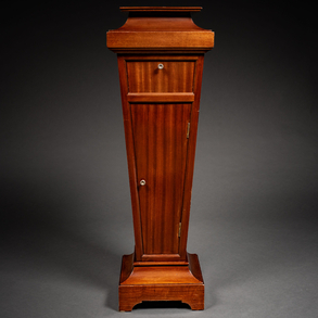 Columna en forma de estípite en madera tallada del siglo XX.