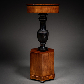 Pedestal en madera de nogal y madera ebonizada en negro del siglo XX.