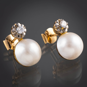 Pareja de pendientes montados en oro amarillo de 18kt con perla japonesa y brillante de 0,10 qt.