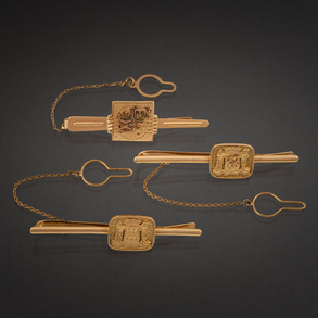 Conjunto de tres alfileres de corbata en oro amarillo de 18 kt.