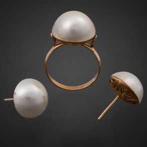 Conjunto de anillo y pareja de pendientes en oro amarillo de 18 kt con perla japonesa.