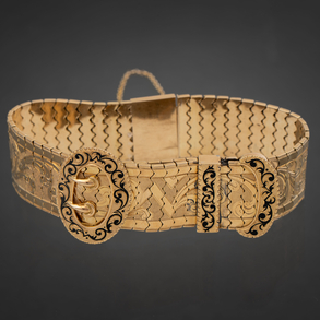 Bonita pulsera en forma de cinturón en oro amarillo de 18kt con decoración vegetal grabada y toques de esmalte negro.