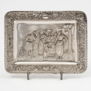 Bandeja rectangular en plata española repujada del siglo XX.