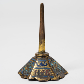 Candelero en bronce con esmalte cloisoné de Limoges del siglo XIV.