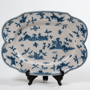 Fuente en cerámica esmaltada en azul cobalto y blanco de Alcora, primera época, serie chinescos(1735-1760)