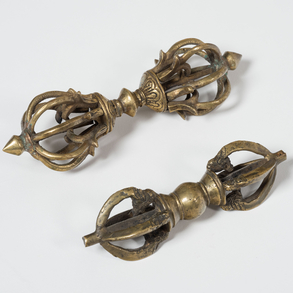Conjunto de dos Vajra en bronce dorado del siglo XX.