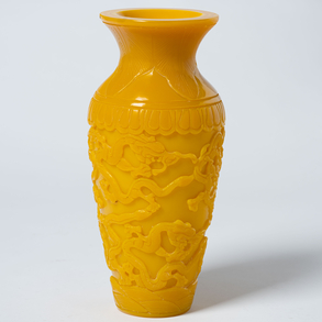Jarrón en vidrio Beijing tallado color amarillo . Trabajo chino del siglo XX.