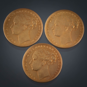 Conjunto de tres soberanos de oro de 22kt con el rostro de la reina Victoria de joven del año 1879.