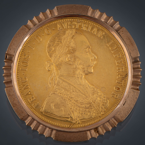 Broche con moneda de cuatro ducados del Emperador de Austria Francisco José I en oro de 22kt con orla de oro amarillo de 18 kt