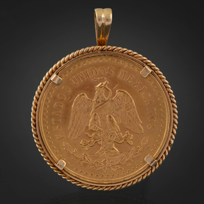 Broche con moneda de cincuenta pesos mexicanos de los Estados Unidos de 22kt  y orla gallonada en oro amarillo de 18 kt.