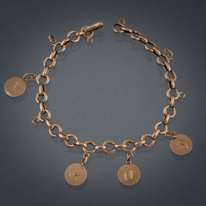 Cadena de eslabones en oro amarillo de 18 kt con cuatro medallas con letras grabadas.