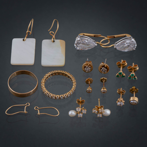 Miscelánea de pendientes y anillos en oro amarillo de 18kt.