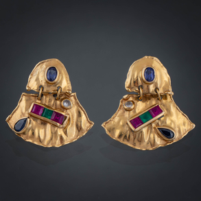 Pareja de pendientes largos en forma de abanico en oro amarillo de 18 kt con piedras de color.