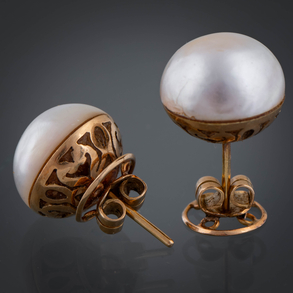 Pareja de pendientes en oro amarillo de 18 kt y perlas mabé.
