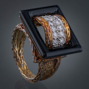 Anillo en oro amarillo  de 18 kt con esmalte en negro y dos bandas de brillantes.