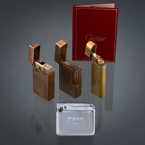 Conjunto de cuatro encendedores Vintage de las marcas MYON, CARTIER, DUPONT y RONSON ADONIS en metal plateado.