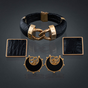 Conjunto de pulsera y conjunto de dos parejas de pendientes clip vintage en cuero color negro y metal dorado.