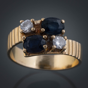 Anillo en oro amarillo de 18 kt con brillantes y zafiros sintéticos