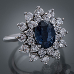 Sortija de roseta en oro blanco de 18 kt con doble orla de brillantes con zafiro sintético.