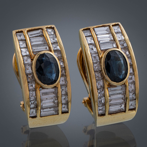 Pareja de pendientes vintage en oro amarillo de 18kt con diamantes talla baguette y zafiro.