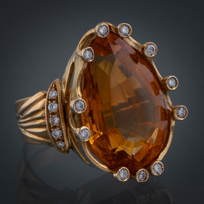 Anillo en oro amarillo de 18kt con topacio talla pera y brillantes.