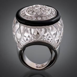 David Webb, anillo de cristal de roca bombé en oro blanco de 18 kt con esmalte y brillantes.