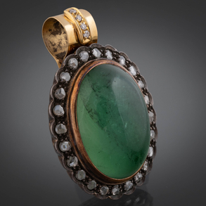 Bonito colgante antiguo en oro amarillo de 18 kt con jade tallado en cabujón orlado de brillantes talla antigua.