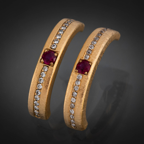 Pareja de pendientes largos en oro amarillo de 18kt con bandas de brillantes y rubíes.