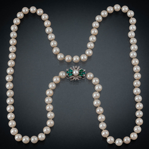Collar de perlas cultivadas con broche en oro blanco de 18 kt y perla.