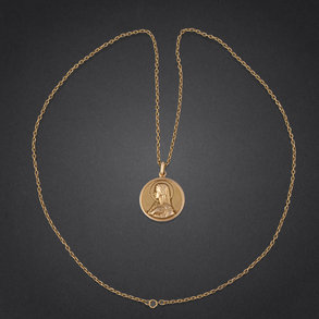 Cadena de pequeños eslabones y medalla de la Virgen en oro amarillo de 18 kt.