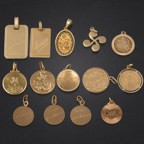 Conjunto de catorce medallas en oro amarillo de 18 kt