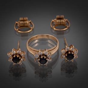 Conjunto de anillo y pareja de pendientes con brillante y zafiros en oro amarillo de 18 kt