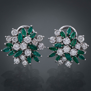 Elegante pareja de pendientes en oro blanco de 18kt con brillantes y esmeralda