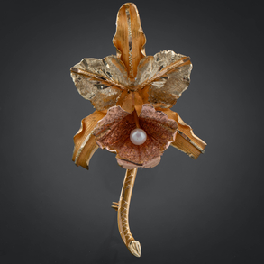Bonito broche en forma de flor en oro de tres colores de 18kt con perla cultivada.
