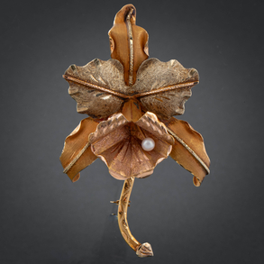 Bonito broche en forma de flor en oro de tres colores de 18 kt con perla cultivada