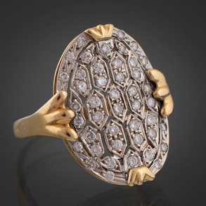 Anillo de tipo marquesa en oro de tonos de 18kt decorado con pavé de brillantes.