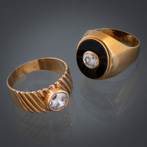 Conjunto de dos anillos en oro amarillo de 18 kt con esmalte