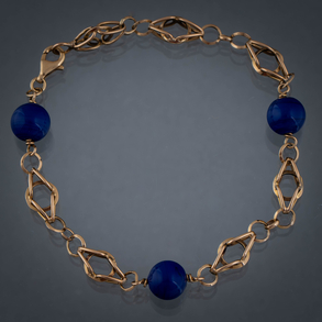 Bonita pulsera de eslabón abierto calado con cuentas esféricas de piedras semipreciosas color azul.