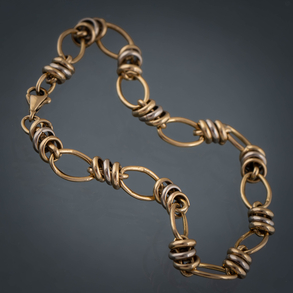 Pulsera en forma de eslabones alargados y nudos marineros en oro amarillo de 18 kt