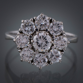 Sortija rosetón en oro blanco de 18kt con brillantes.