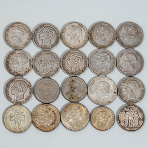 Conjunto de doce monedas de cinco pesetas de Alfonso XII, Alfonso XIII, Amadeo I, siete monedas de México y una moneda de 10 francos franceses de 1970